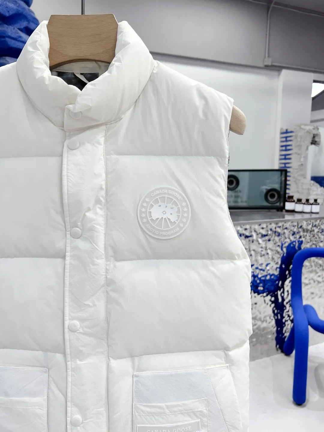 P480 𝗖𝗔𝗡𝗔𝗗𝗔 𝗚𝗢𝗢𝗦𝗘/Canada Goose White Label Glacier Vest Down Jacket Freestyle Vest THEICON This excellent down-filled vest can be freely layered with a variety of clothes, making it a favorite during the changing seasons. It's classic, versatile and provides excellent warmth. The Northern Lights capsule collection is reimagined in rich tones inspired by the stunning colors of Canada's north. The Glacial Haze capsule collection is revamped with a striking and layered color palette that evokes the feeling of being caught in the mist surrounding icebergs and glaciers. The top original replica version refers to the highest version in China (there is no one) (it is a piece of craftsmanship to make a piece of clothing that is ZP when placed in the counter) 1⃣ Made of original custom-made double plain 9500-100% nylon nylon fabric, windproof, waterproof and stain-resistant 2⃣ Filled with national standard Guangzhou Inspection white duck down, the amount of down is more than twice that of ordinary goods.  3⃣The zipper is customized from Yoshida YKK factory, with clear engraving and perfect and smooth texture. 4⃣Collar label, armband, back label, hangtag, complete anti-counterfeiting mark. Color: black, white, mood blue, melted water blue, graphite gray, purple. Size: XS S M L XL XXL